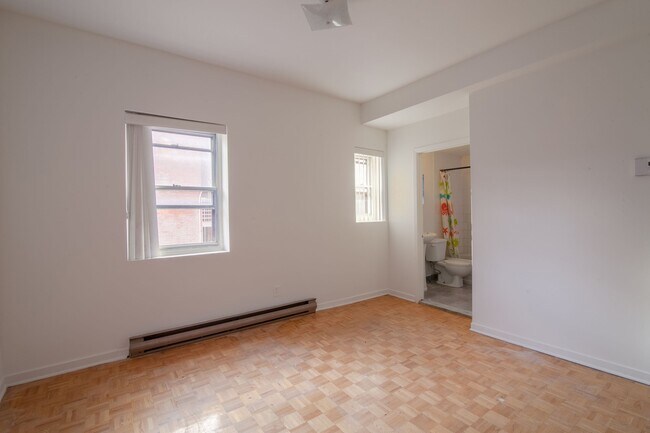 Building Photo - 539 Rue Prince Arthur O