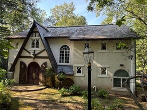 Building Photo - 132 E Dark Hollow Rd