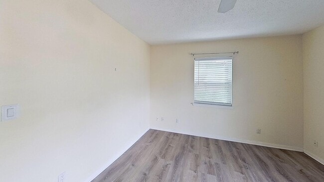 Building Photo - 181 Maple St