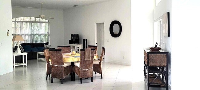Foto del edificio - Fully furnished 3 bedroom 3 Bath POOL home in Sandpiper Bay