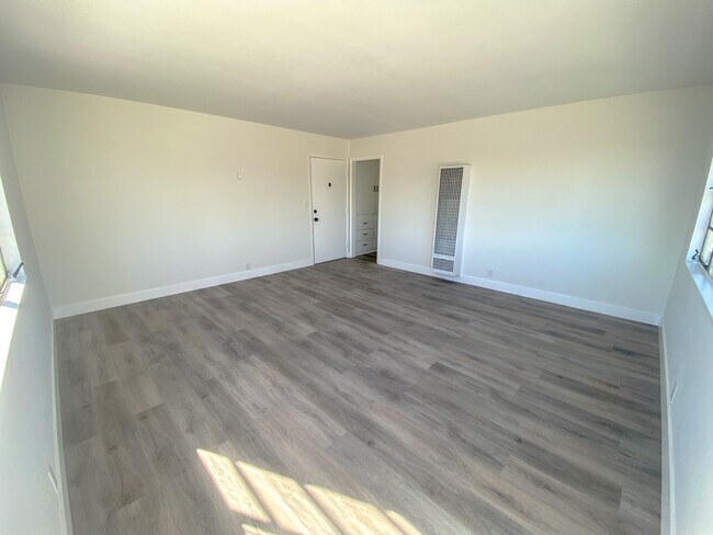 Building Photo - 8101 Crenshaw Blvd