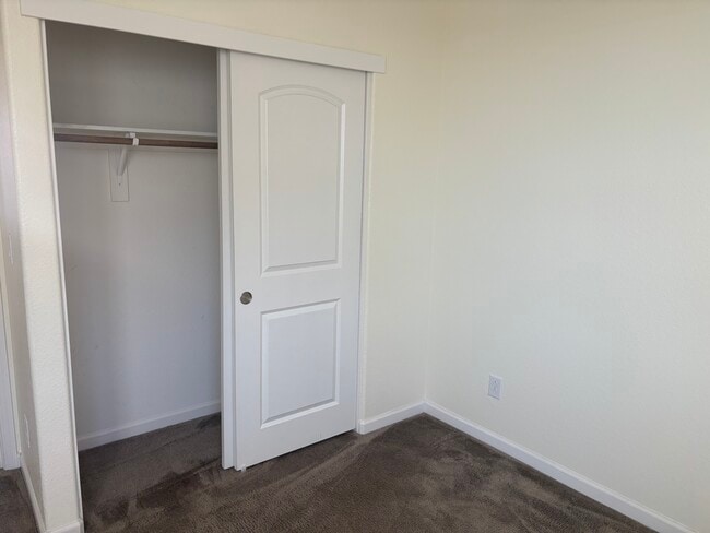 Building Photo - 613 Sweet Pea St