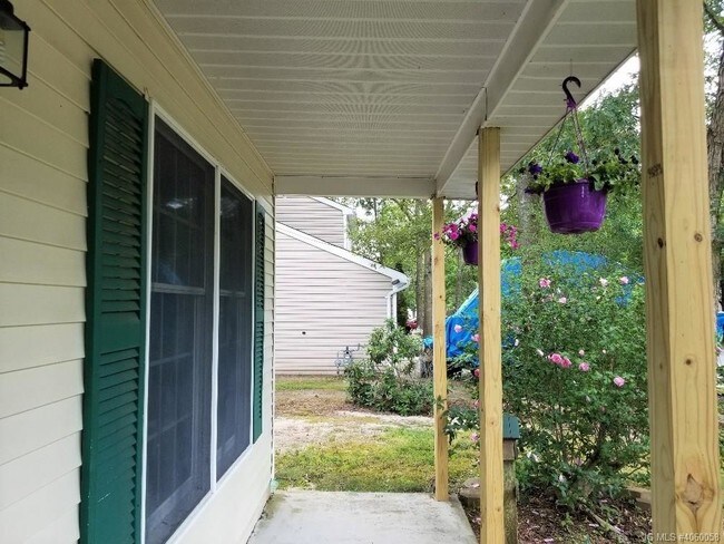 Building Photo - 9 Tanglewood Dr