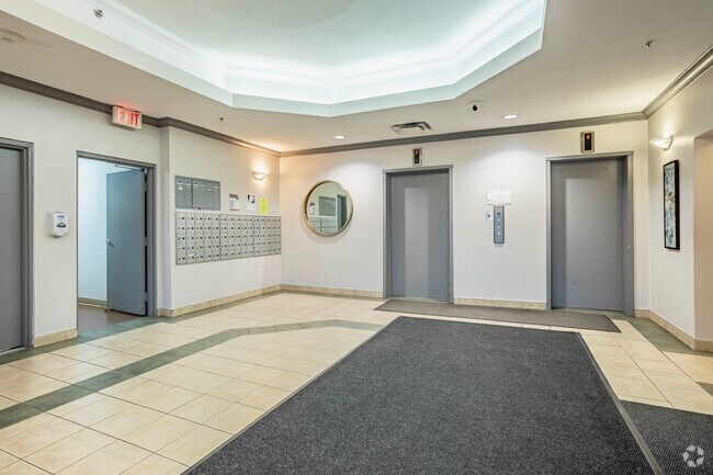 Photo du hall - Summit Square & Court Senior 55+ Housing