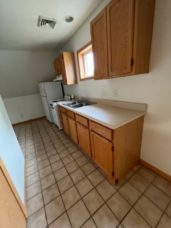Building Photo - 609 W White St