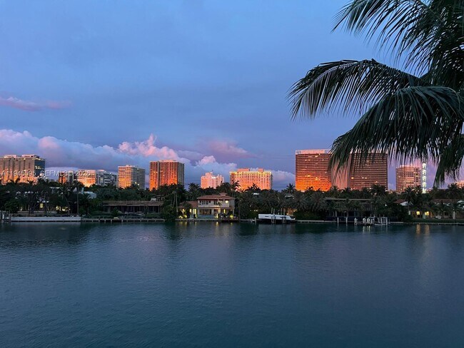 Foto del edificio - 9821 E Bay Harbor Dr