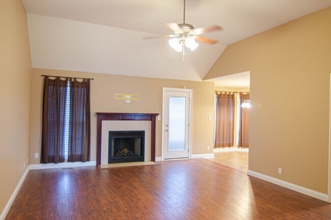 Building Photo - Pet Friendly Ranch!