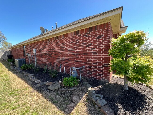 Foto del edificio - 3 Bed 2 Bath House Right down the road from Northridge Middle School.