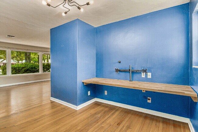 Foto del edificio - Beautiful East Hill home located in one of...