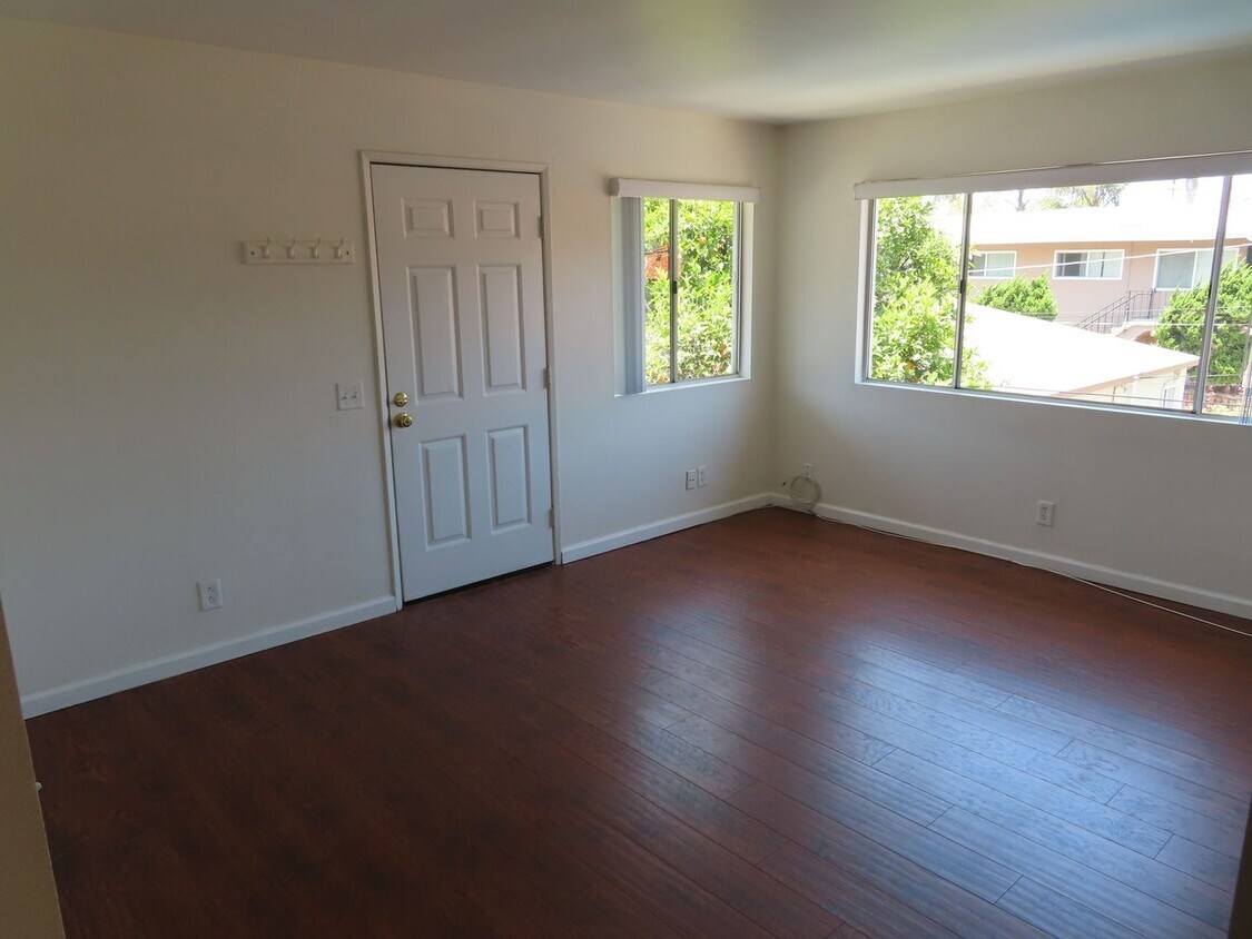 Foto principal - Renovated 2 Bed, 2 Bath Apartment in the h...
