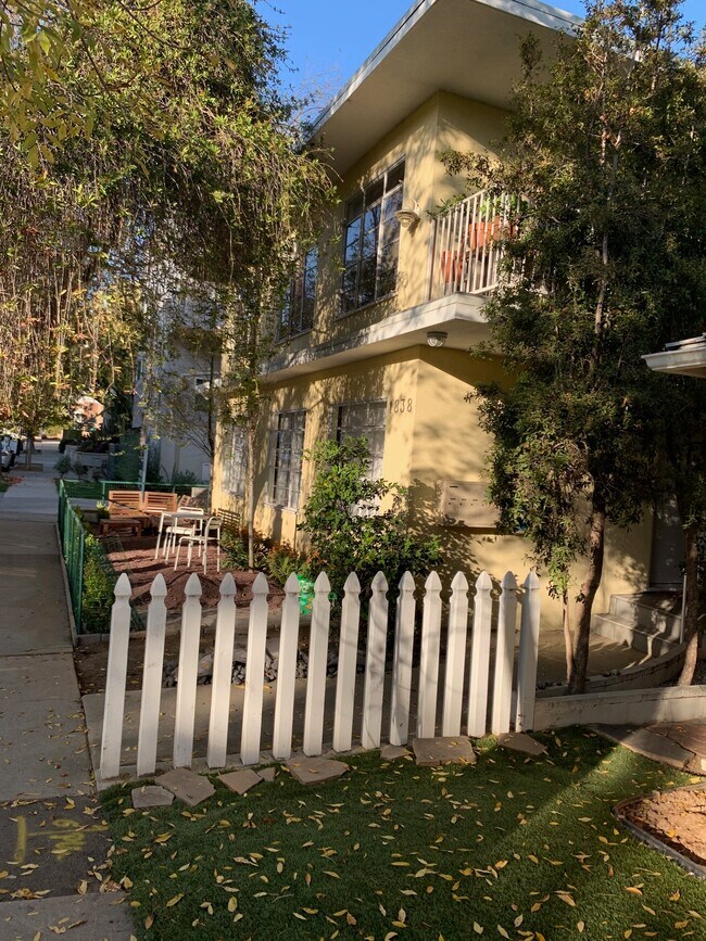 Foto del edificio - 1838 Pandora Ave