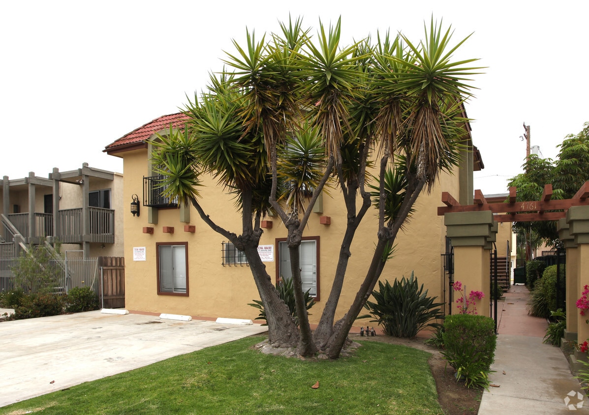 Building Photo - 4761 Mansfield St