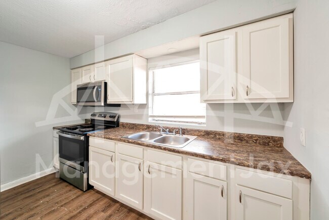 Foto del edificio - 1586 W 36th St
