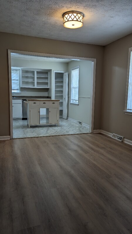 Foto del edificio - 474 Woodview Dr