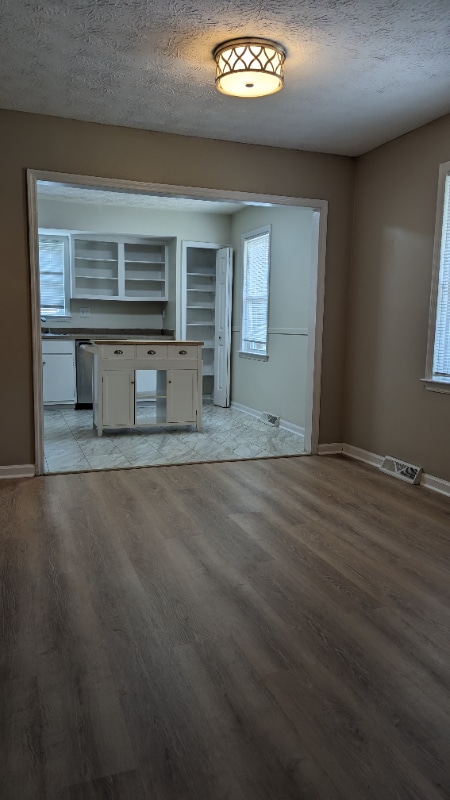 Building Photo - 474 Woodview Dr