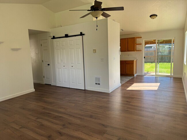 Foto del edificio - 692 N 1st St