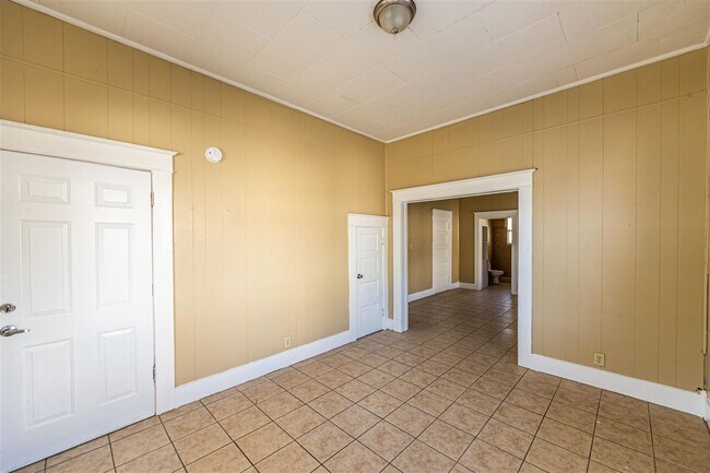Building Photo - 1018 Davis Ave