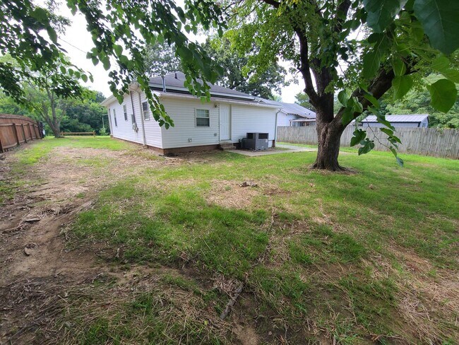 Building Photo - Burlington 4 Bed, 1 Bath - Nice Neighborhood