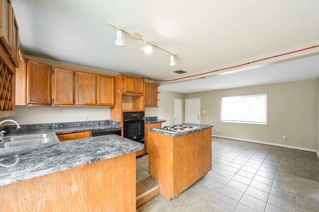 Building Photo - 706 Uvalda St
