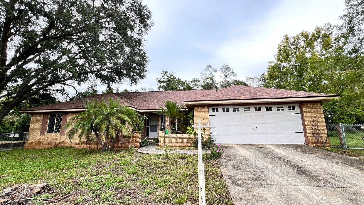 Primary Photo - Charming 3-Bedroom Home for Nature Lovers