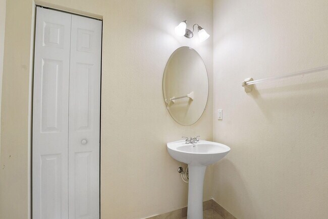 Foto del edificio - 128 W Royal Palm Cir