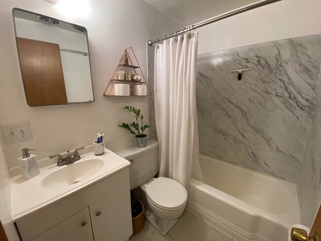 Foto del edificio - 2349 W Newton St