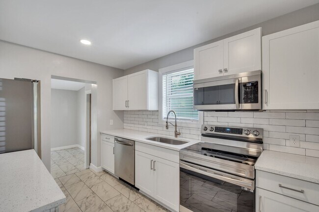 Building Photo - 415 E 65th St