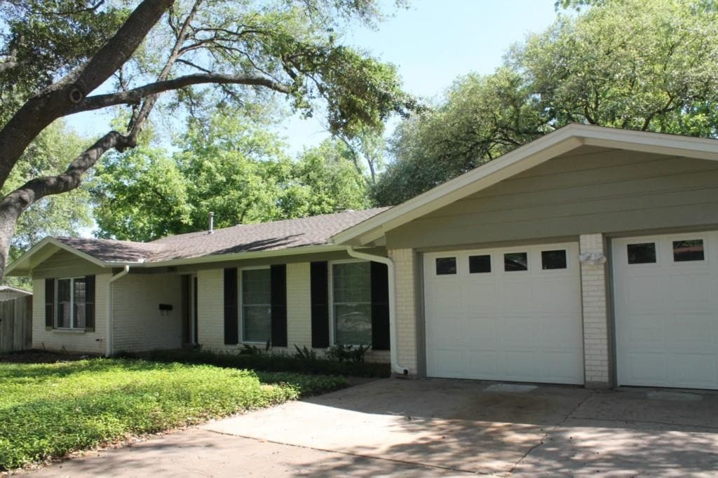 Primary Photo - 2905 McElroy Dr