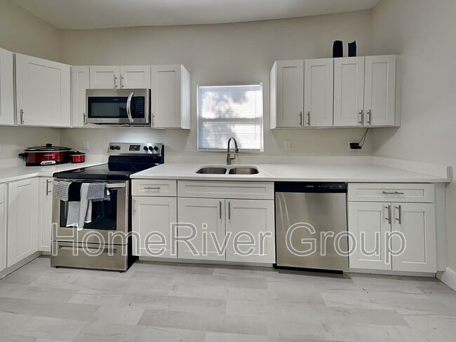 Building Photo - 2423 E 19th Ave