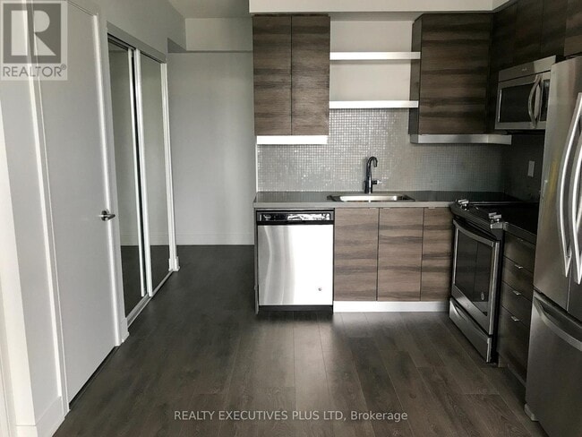 Building Photo - 525 Adelaide St W