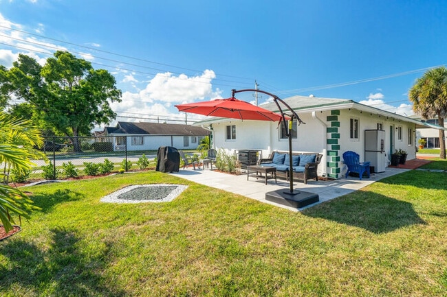 Building Photo - Roxana's 3BR/2BA w/ Modern Interior & BBQ ...