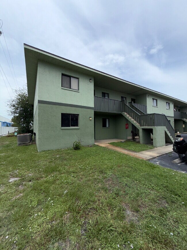 Building Photo - 2 bedroom, 2 bathroom in College Pines!