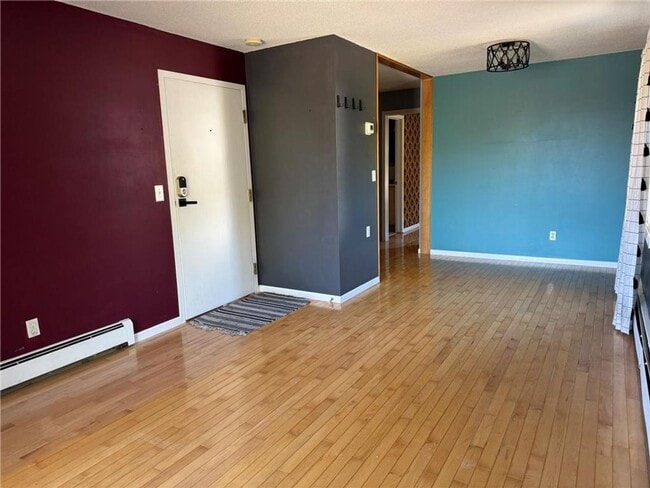 Foto del edificio - Bright, Stylish Corner 2 Bedroom Unit in an Awesome Location!