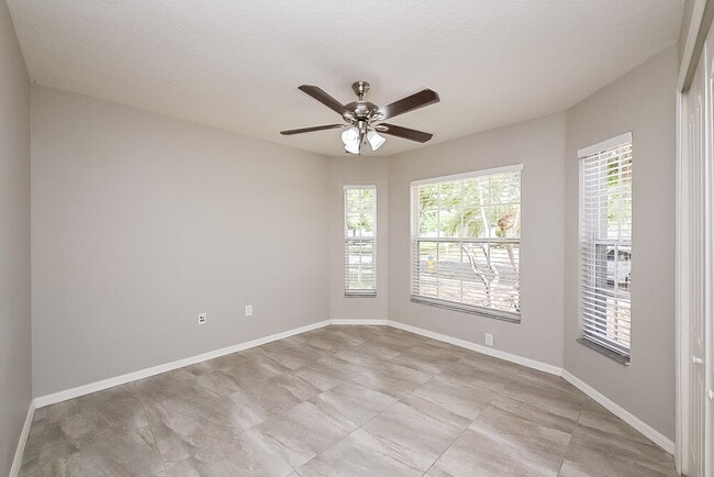 Building Photo - 12903 Lake Vista Dr