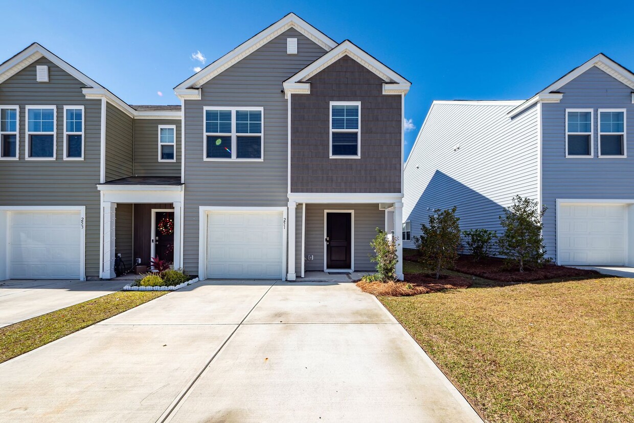 Primary Photo - 3 Bedroom, 2.5 Bathroom Townhome in Carolina Groves - Moncks Corner