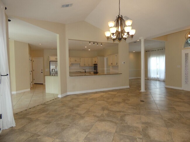 Foto del edificio - Spacious 4-Bedroom Pool Home