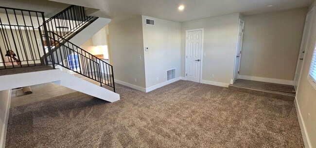 Building Photo - EL CAJON - ROYAL GARDENS - Nice Updated 3 ...