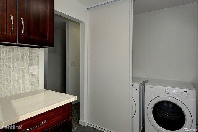 Building Photo - 4 br, 2 bath Townhome - 4432 38th Ave S