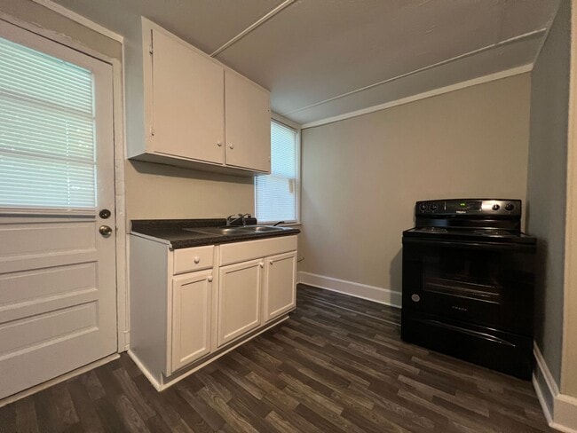 Building Photo - MOVE-IN READY!