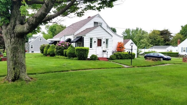 Building Photo - 935 Marshall Dr