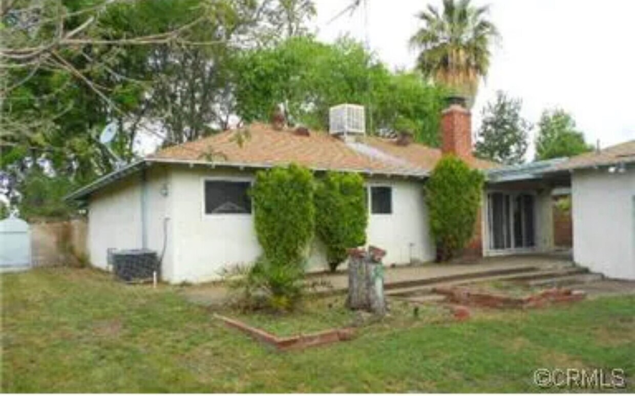 Primary Photo - 1481 N Riverside Ave
