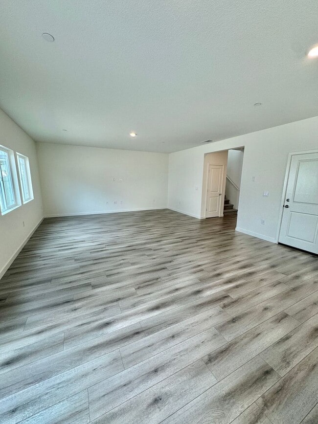 Foto del edificio - FOUR-FIVE/OFFICE BEDROOM THREE BATHROOM SE...