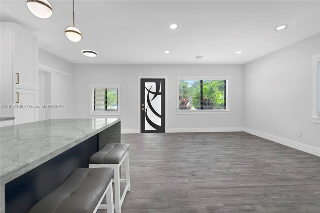 Foto del edificio - 1566 NE 174th St