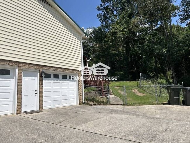 Building Photo - Beautifully maintained traditional 4-bedroom 2 and 12 bath home!