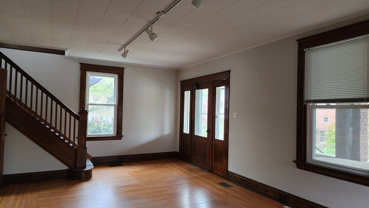 Primary Photo - 1009 Delta Ave