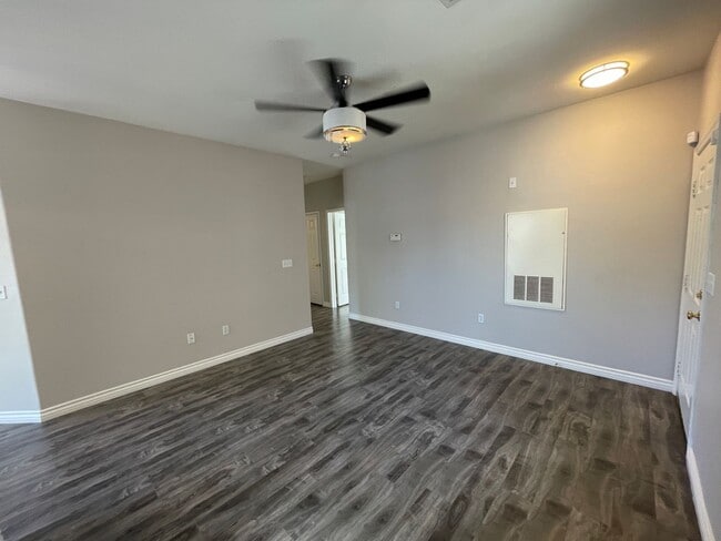 Building Photo - 2 Bedroom Summerlin Condo - Gated community