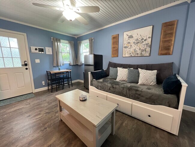 El sofá se convierte en otra cama grande si es necesario. También incluye tres cajones profundos para guardar cosas. - 908 Lake Rd