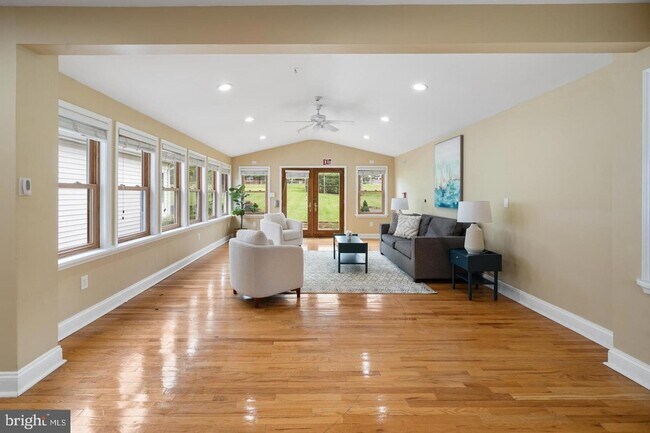 Foto del edificio - 9201 Rosemont Dr