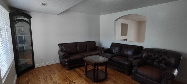 Foto del edificio - Beautiful 2 Story Home w attached 2 car ga...