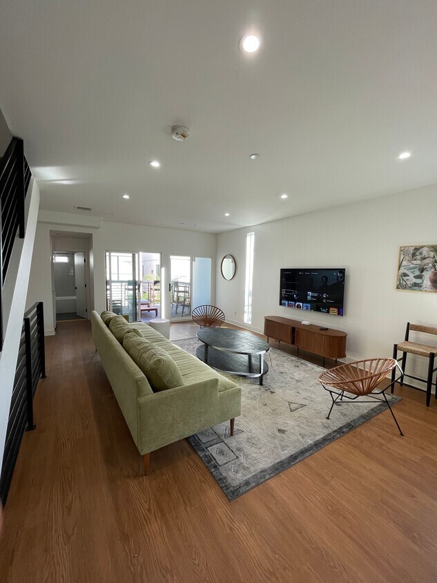 Foto principal - 818 N Hobart Blvd